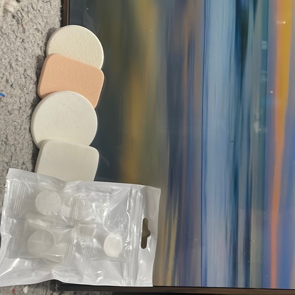 The color it is very beautiful. It is make up remover, and like a little sponges - Picture 1 of 1